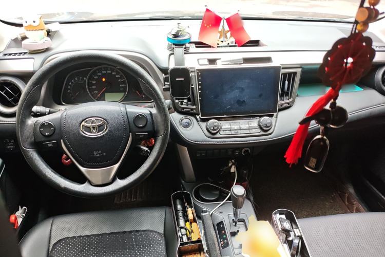 Used Toyota RAV4 2016 2.0L CVT Two-Wheel Drive Fashion Edition China V Standard Center Console