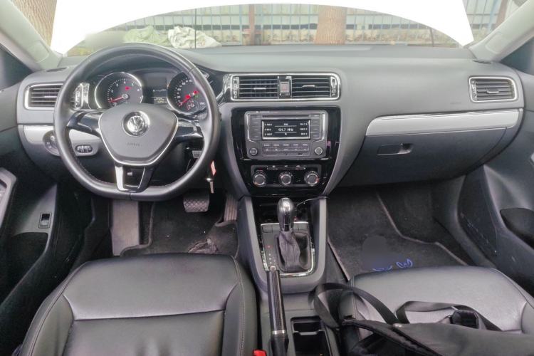 Used Volkswagen Sagitar 2015 230TSI Automatic Comfort Version Center Console