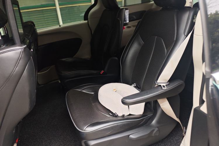 Used Chrysler Grand Voyager 2017 3.6L Premium Edition
