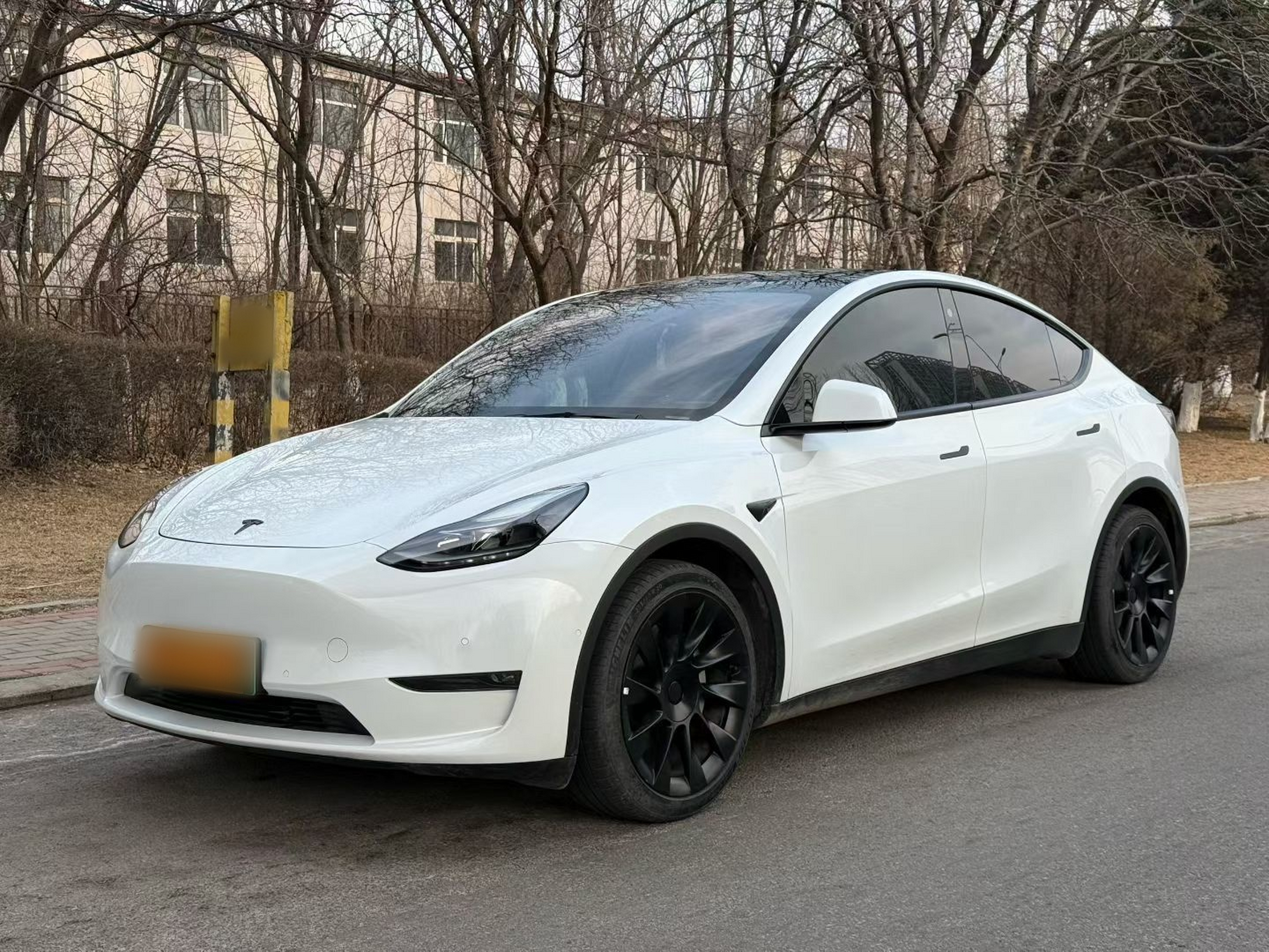 Под передней частью автомобиля