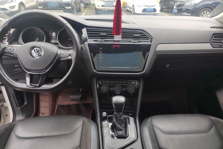 Used Volkswagen Tiguan L 2020 330TSI Automatic Two-Wheel Drive Smart Luxury Edition China VI Standard Center Console