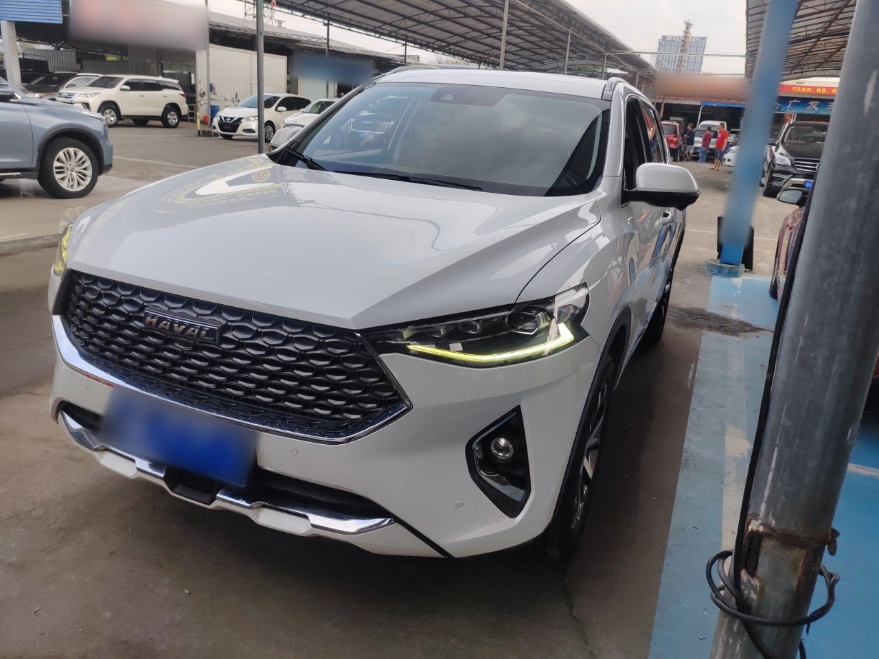 تحت مقدمة السيارة