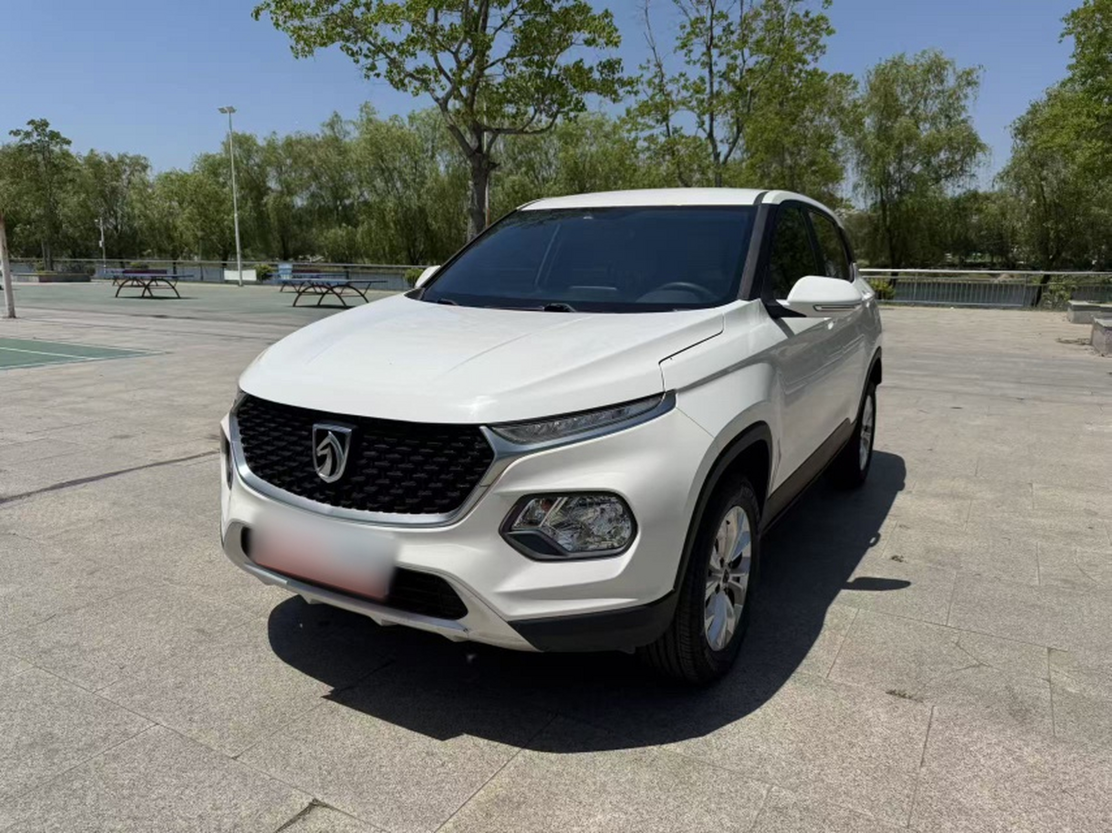 Под передней частью автомобиля