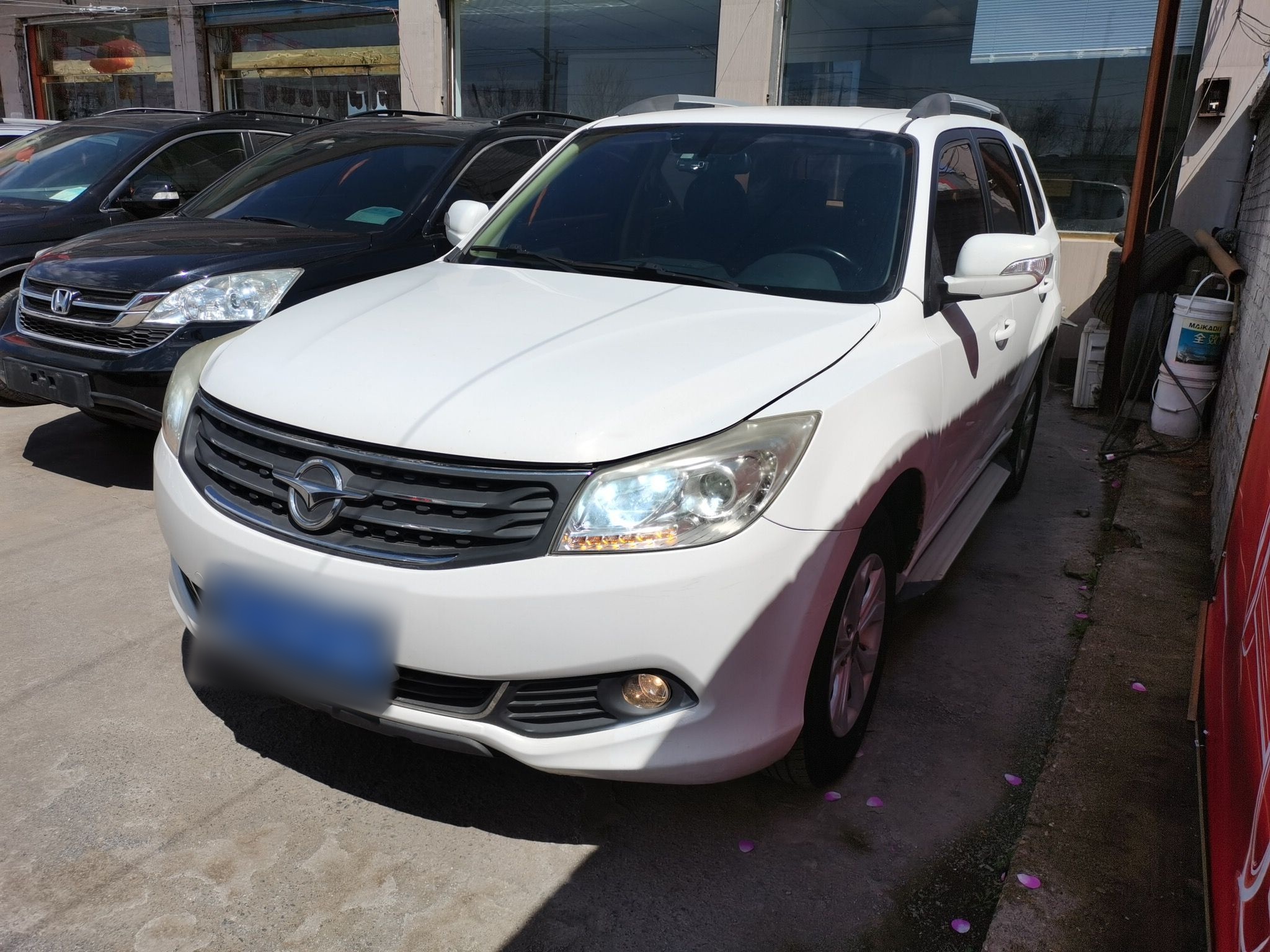 Под передней частью автомобиля