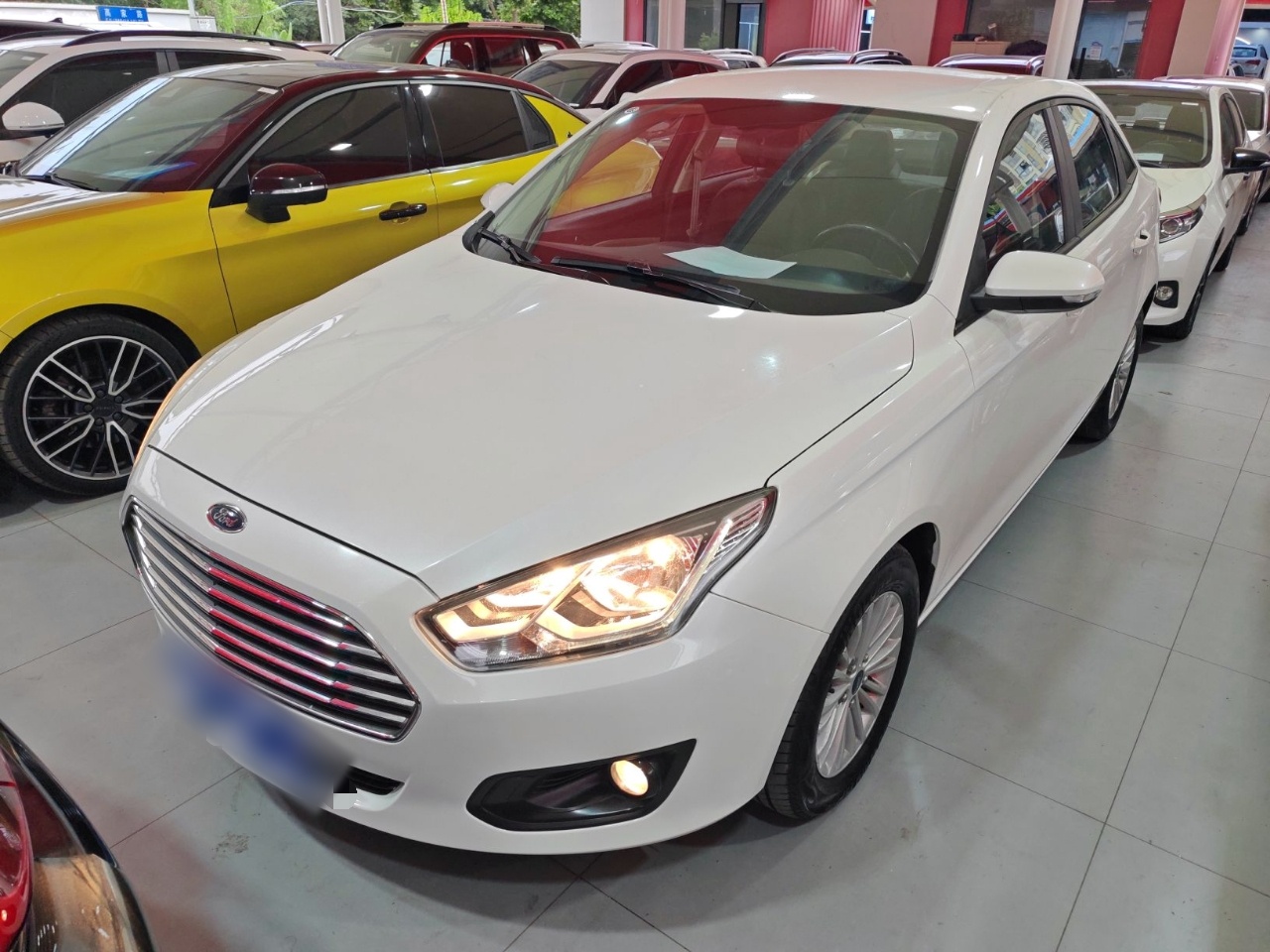 تحت مقدمة السيارة