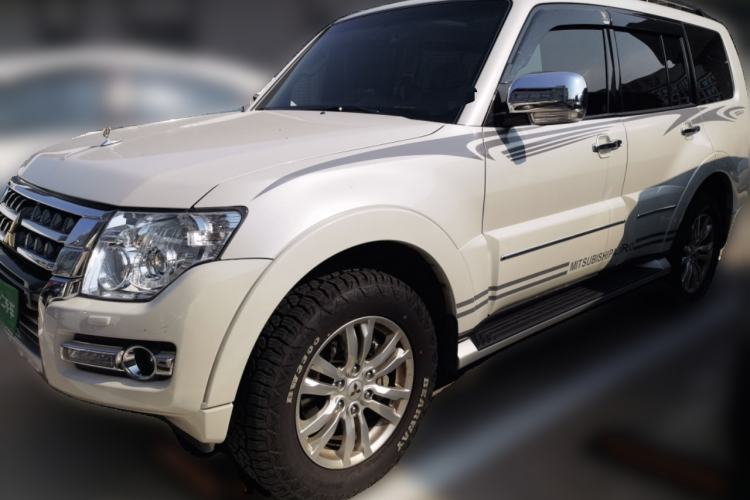 Used Mitsubishi Pajero Pajero, 3.8-liter engine, seven seats, automatic transmission