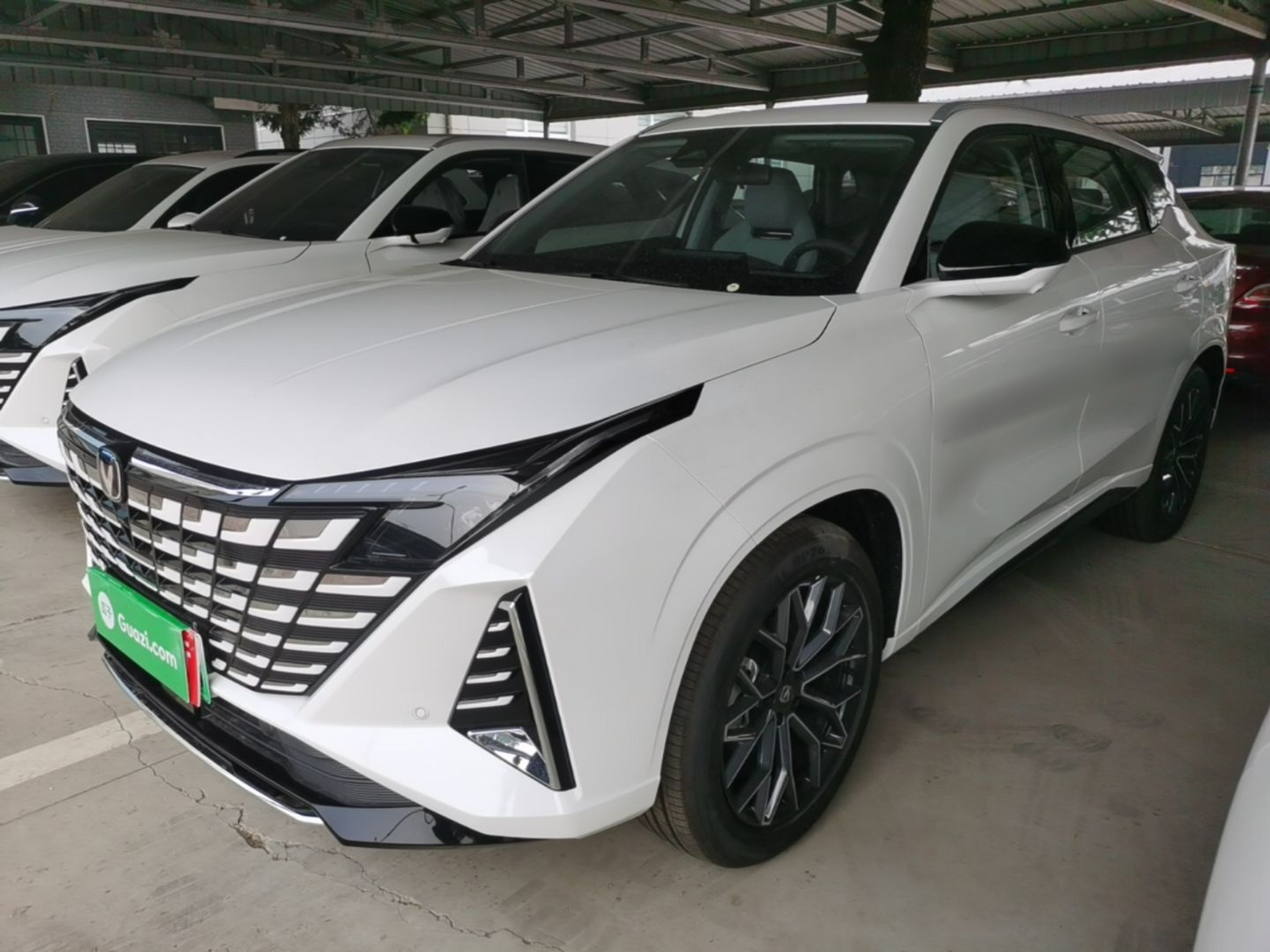 Unter der Vorderseite des Autos