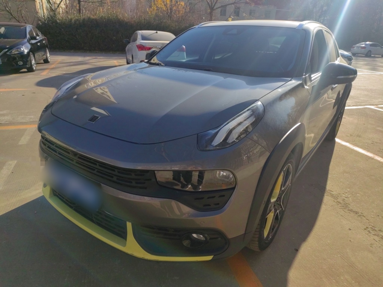 تحت مقدمة السيارة