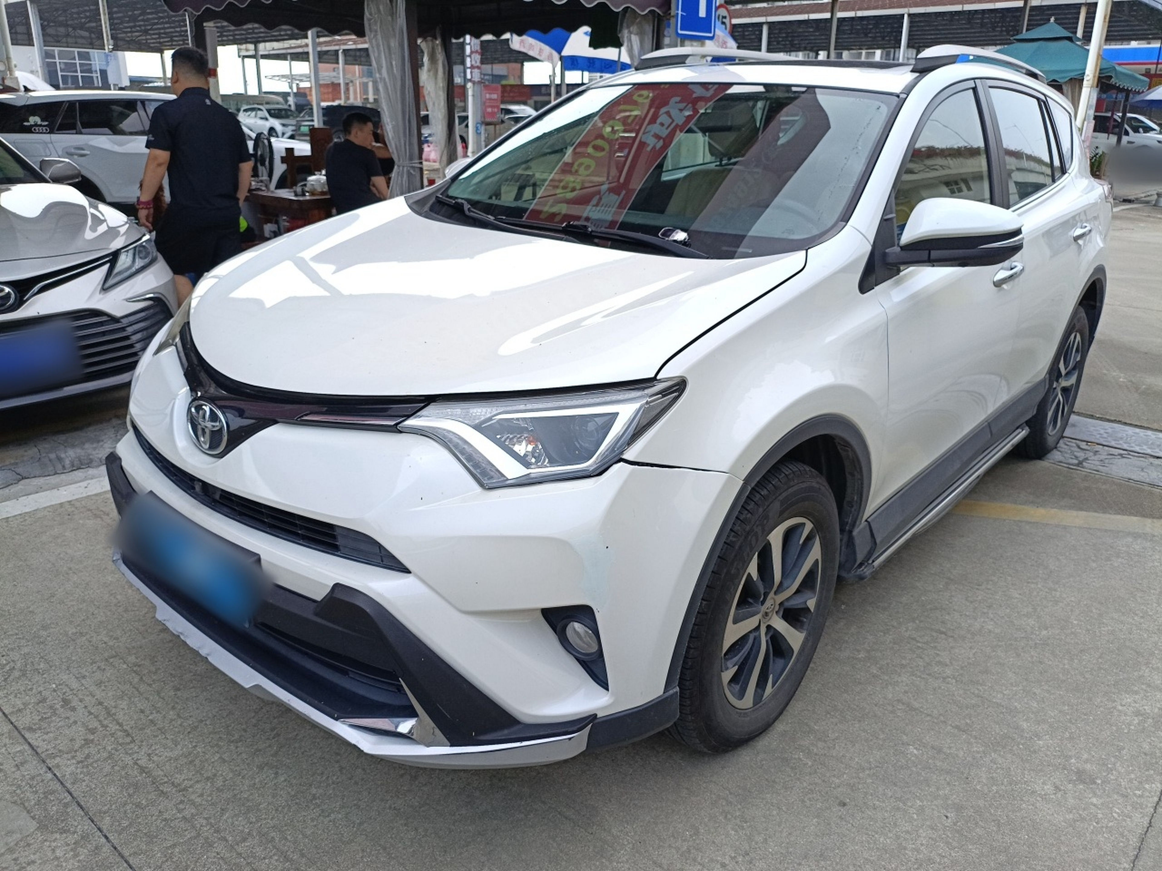 تحت مقدمة السيارة