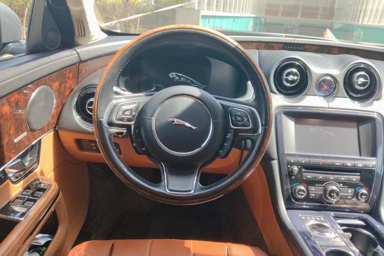 Used Jaguar XJ 2010 XJL 5.0 Panoramic Luxury Edition Steering Wheel