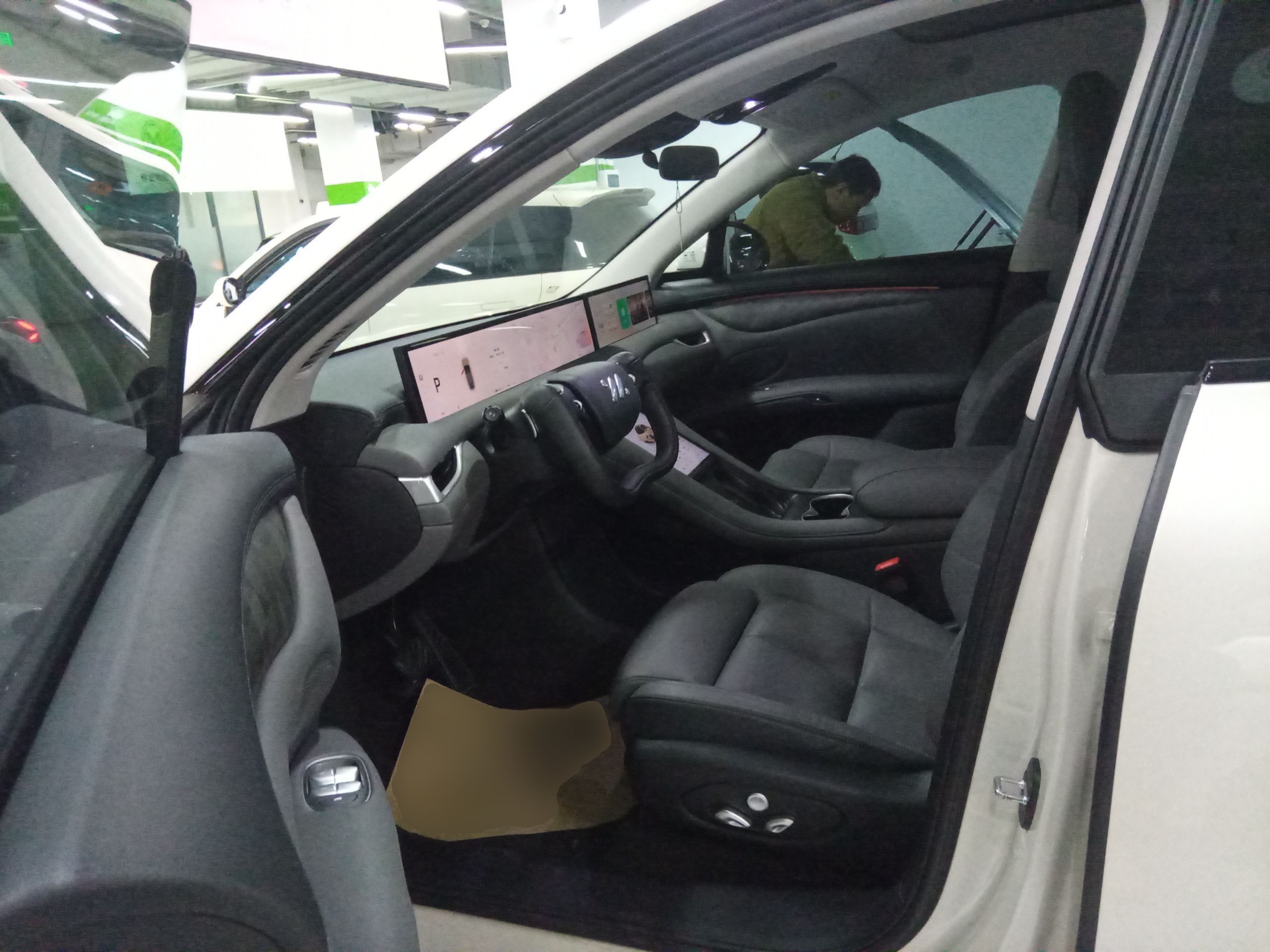 المقاعد الأمامية داخل السيارة