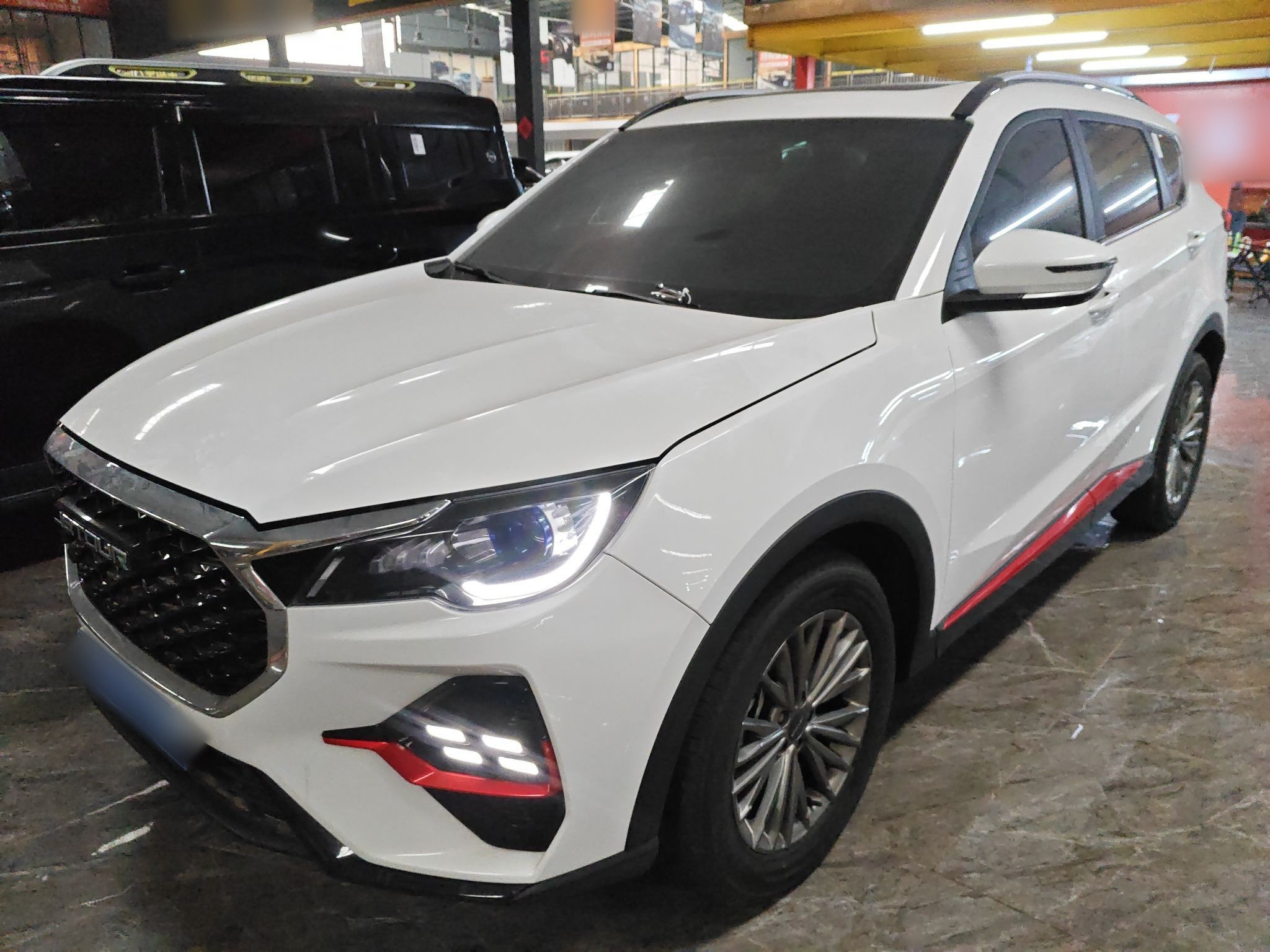 تحت مقدمة السيارة