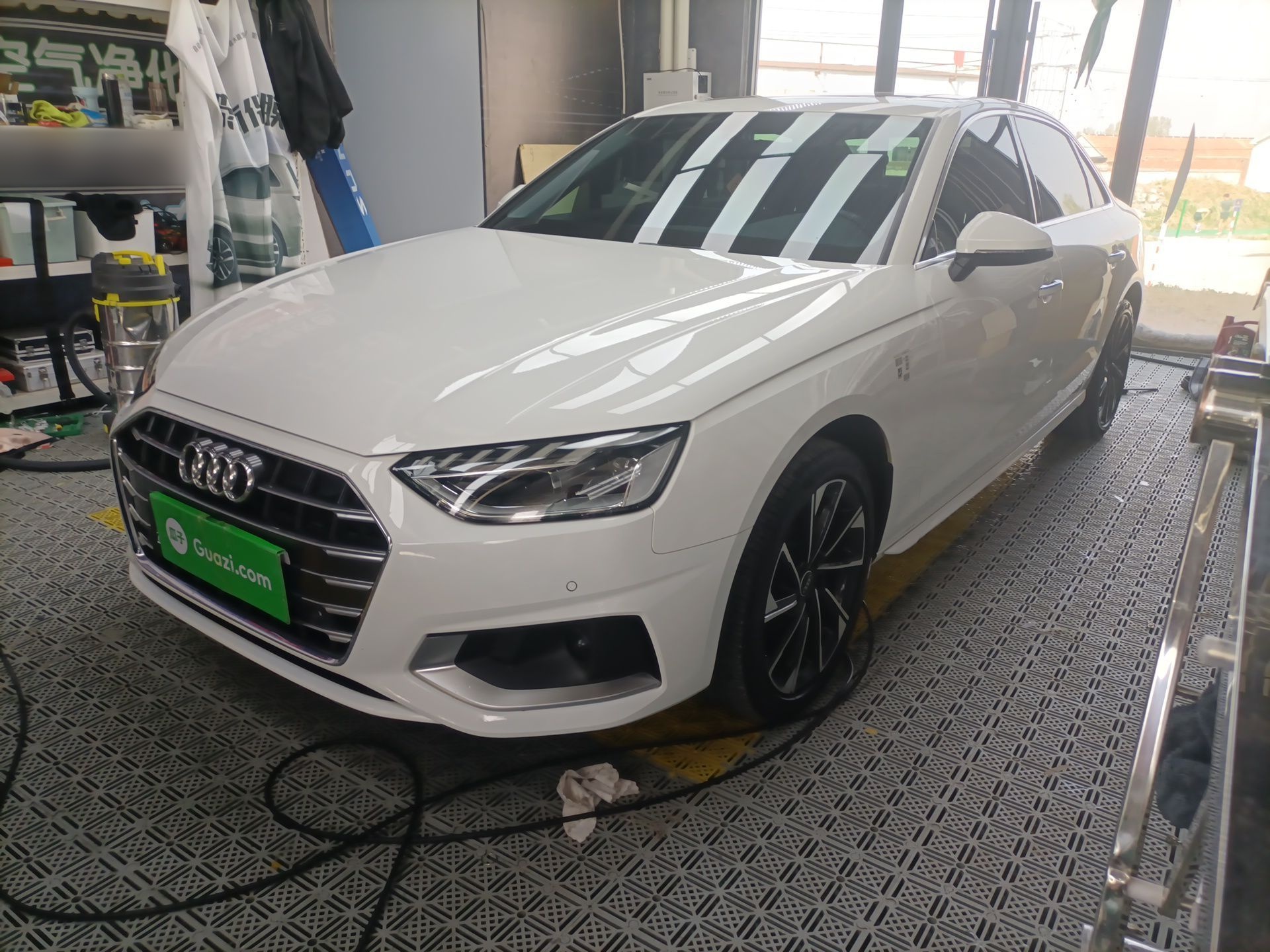 تحت مقدمة السيارة