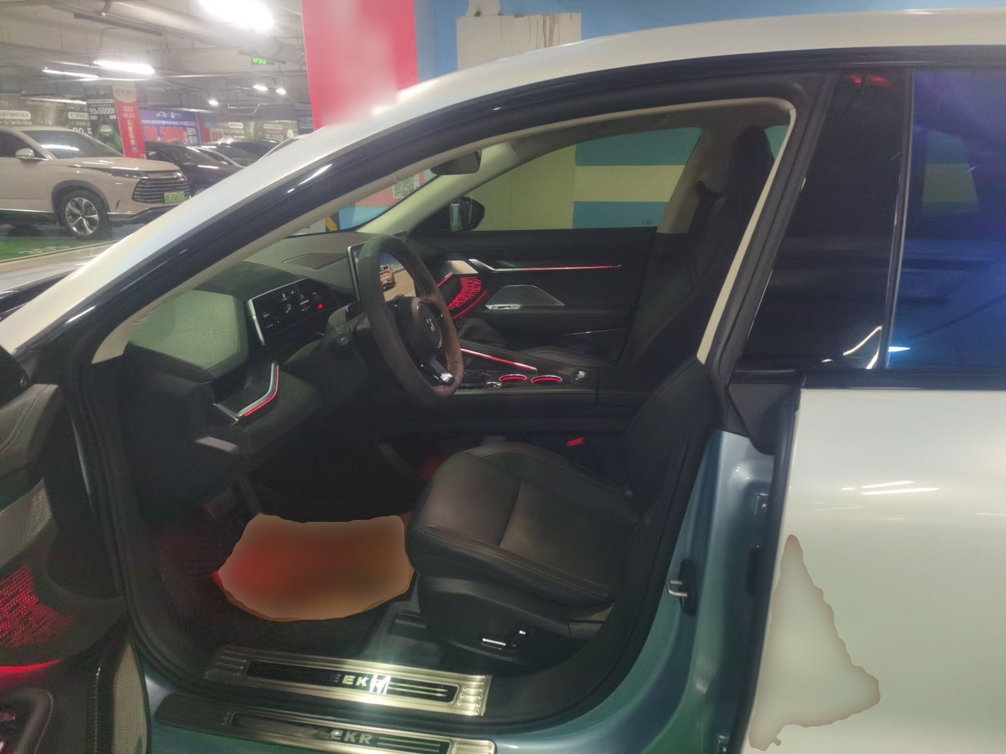 المقاعد الأمامية داخل السيارة