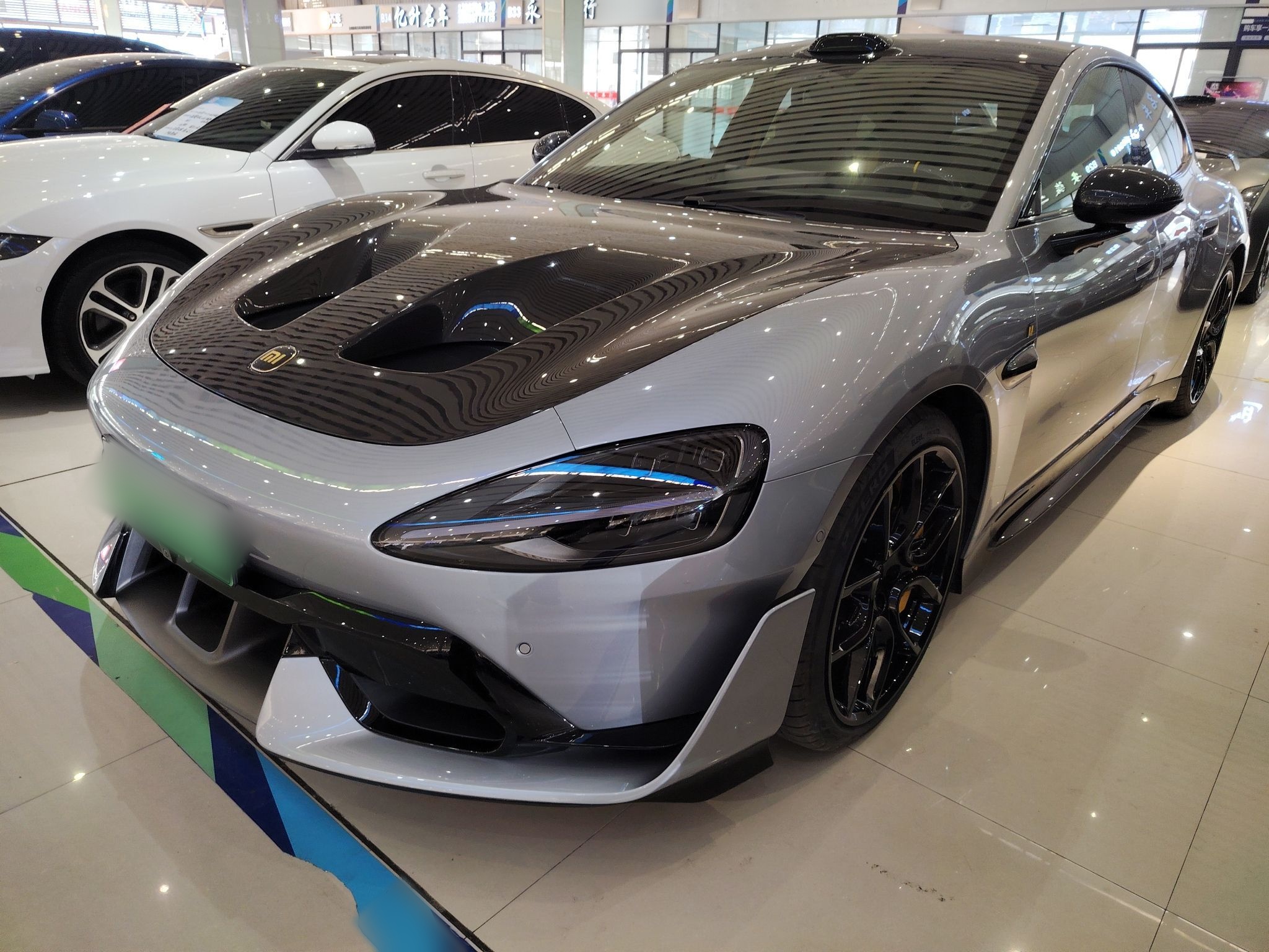 تحت مقدمة السيارة