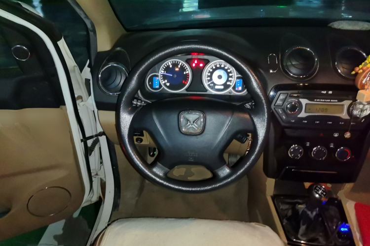 Used JMC Yusheng S350 2011 2.4T Two-Wheel-Drive Luxury 5-Seater Steering Wheel