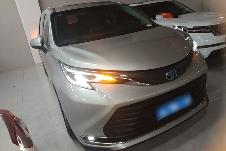 Used Toyota SIENNA 2021 2.5L Hybrid Comfort Edition Front Right 45 Deg