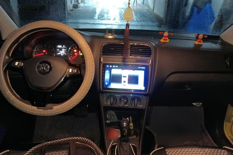 Used Volkswagen Polo 2016 1.6L Automatic Comfort Model Center Console