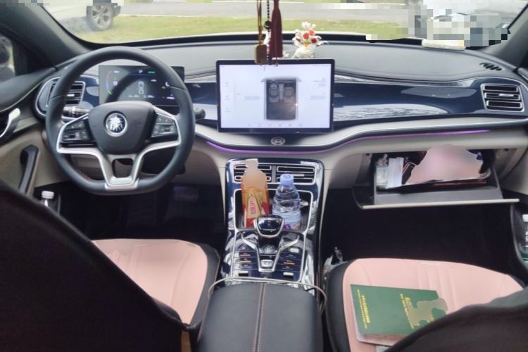 Used BYD Qin PLUS 2023 Champion Edition DM-i 120KM Excellence Model Center Console