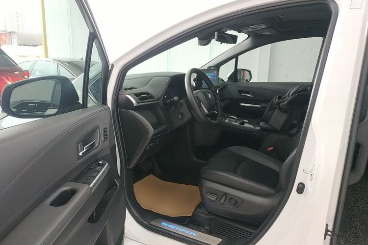 Used Toyota Sienna 2021 2.5L Hybrid Platinum Edition