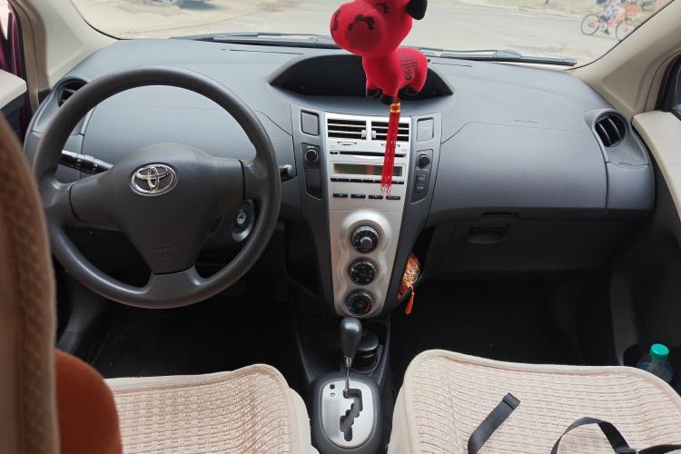 Used Toyota Yaris 2009 1.6E Automatic Comfort Edition Center Console