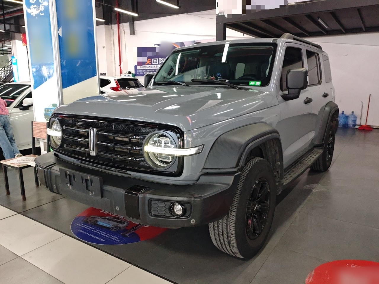 تحت مقدمة السيارة