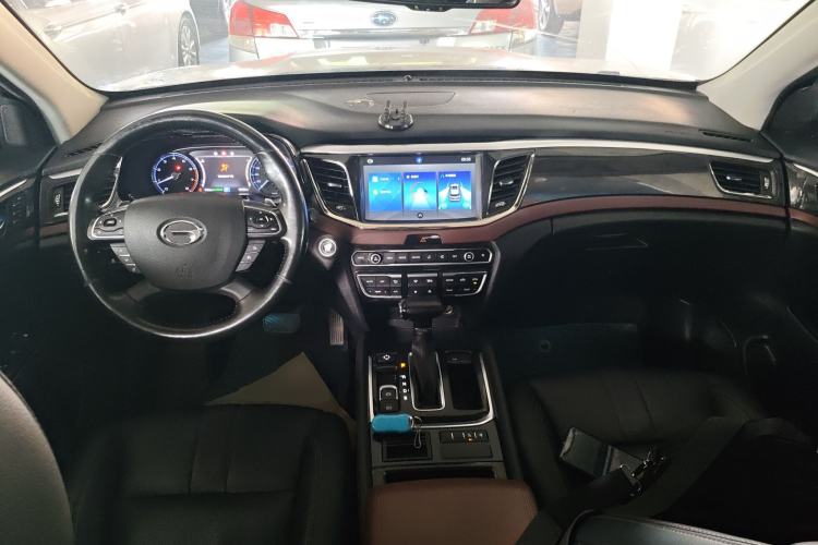 Used GAC Trumpchi GS8 2017 320T Two-Wheel Drive Luxury Smart Connectivity Version (7 Seats) Center Console