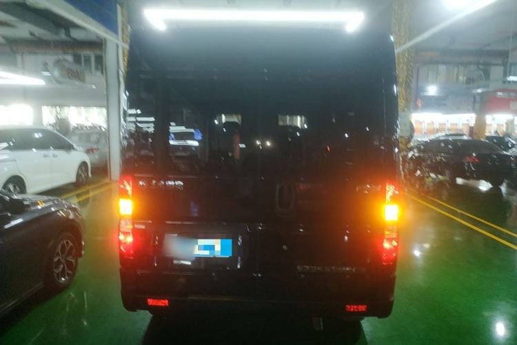 Used Dongfeng Yufeng Yufeng 2023 V9+ 2.0T Automatic Front-Drive Multi-Function Mid-Roof 7/8/9-Seater