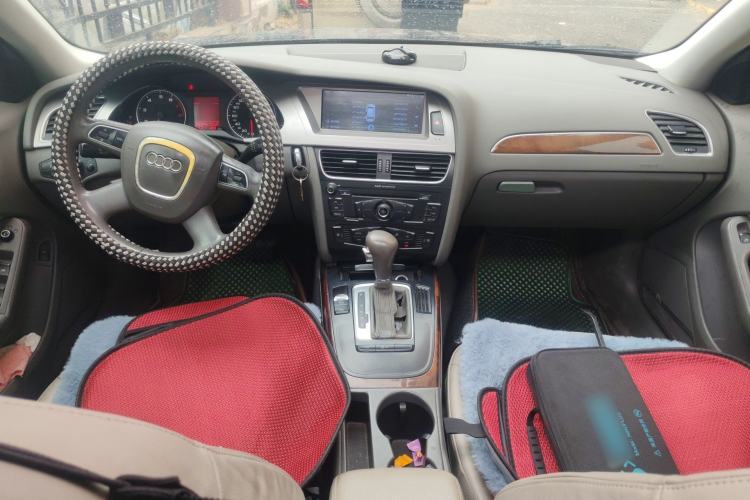 Used Audi A4L 2012 2.0 TFSI automatic Comfort trim level Center Console