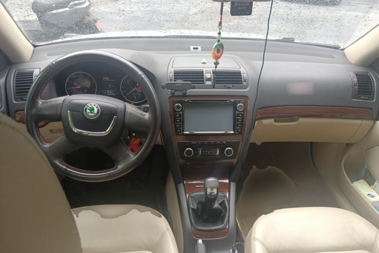 Used Skoda Octavia 2013 1.6L Manual Yijun Edition Center Console