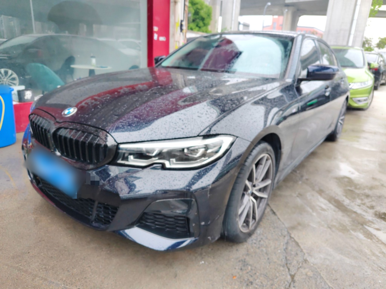 Под передней частью автомобиля