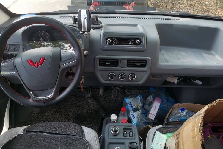 Used Wuling Yangguang 2024 300KM Comfort Version Passenger Van 75kW Interior 2