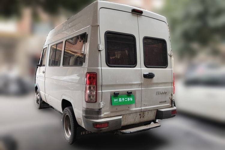 Used Iveco Daily 2020 2.5T A35 Passenger Van with Dual Tires Mid-Roof Design 5-9 Seater Side-Sliding Door China V Emission Standard
