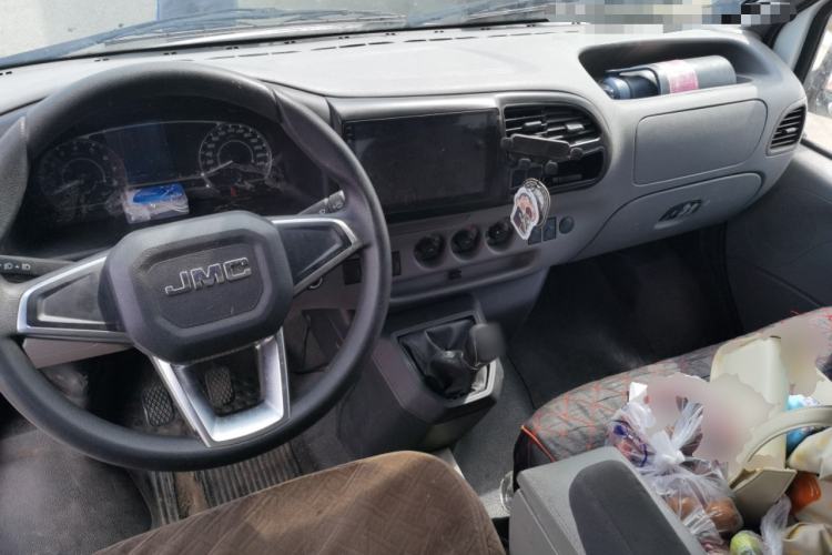 Used JMC Transit 2021 2.8T Space King Taurus Long Wheelbase Mid-Height Roof with Rear Dual Tires 3-Seater Diesel China VI Emission Standard JX493 Center Console