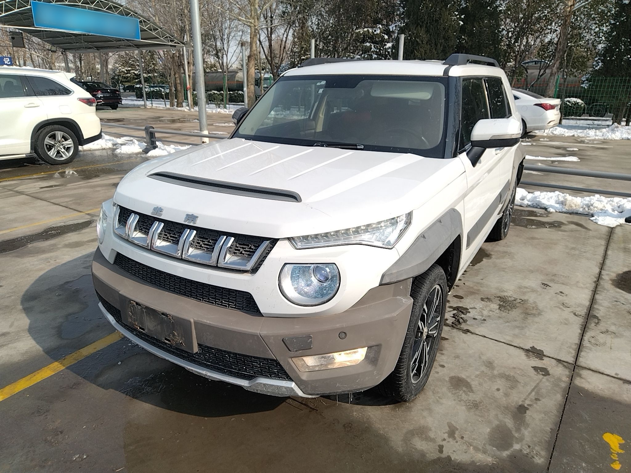 تحت مقدمة السيارة