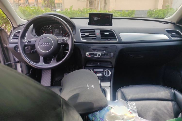 Used Audi Q3 2013 35 TFSI Comfort Model Center Console