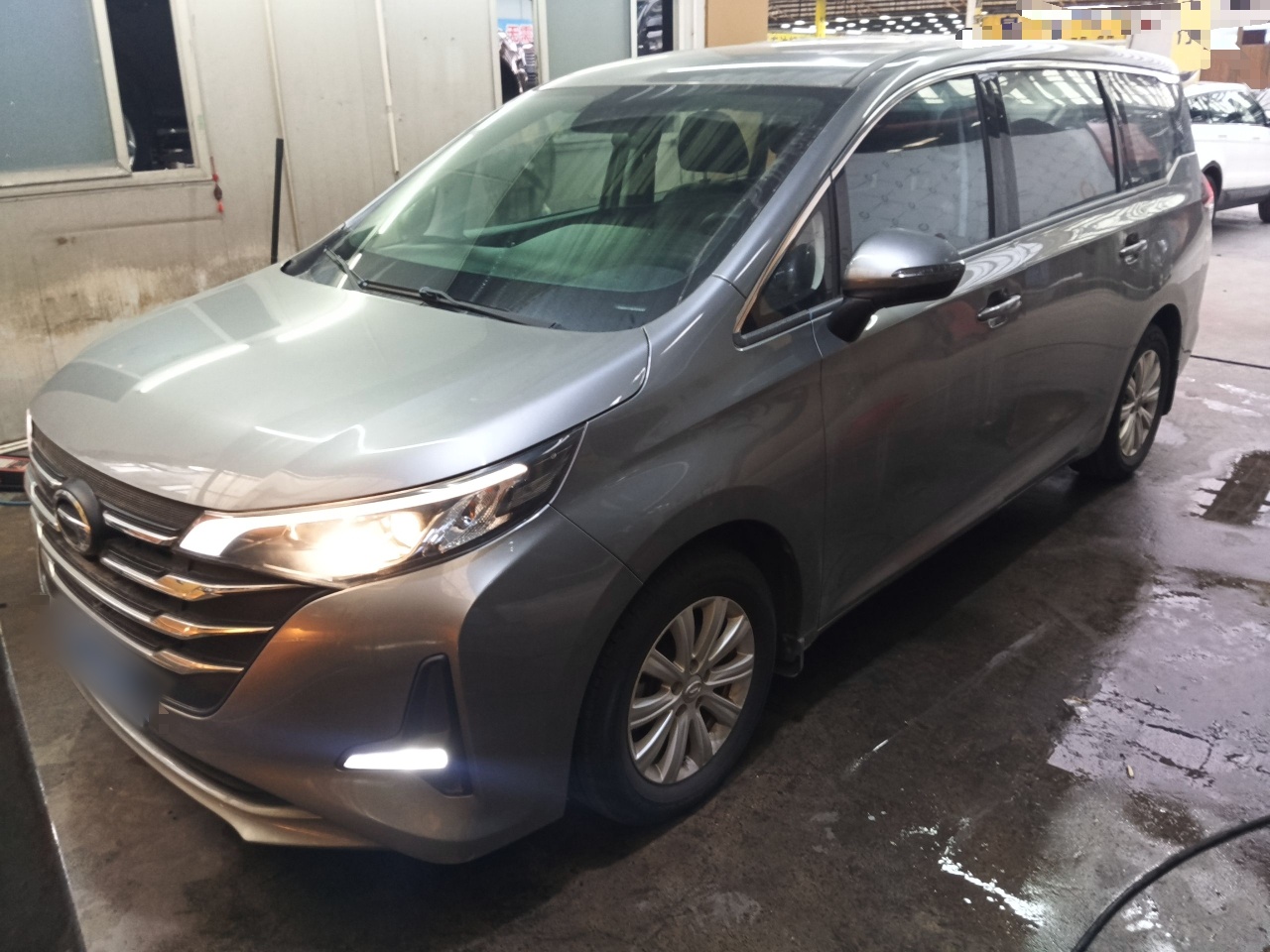 تحت مقدمة السيارة