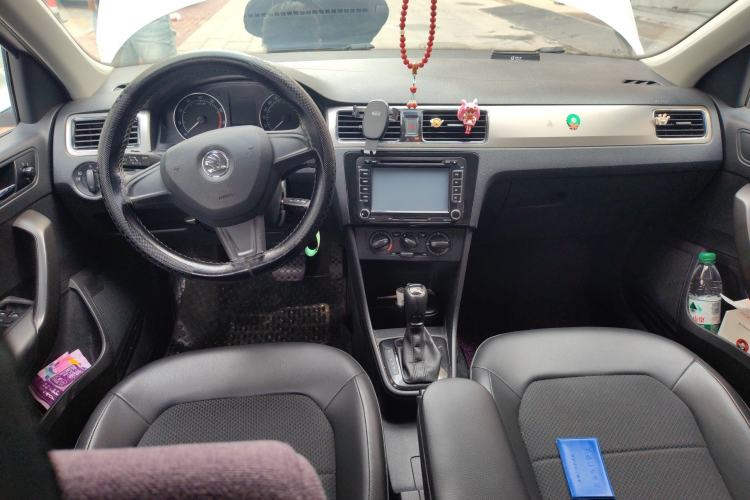 Used Skoda Rapid Spaceback 2014 1.6L Automatic Enjoyment Edition Center Console