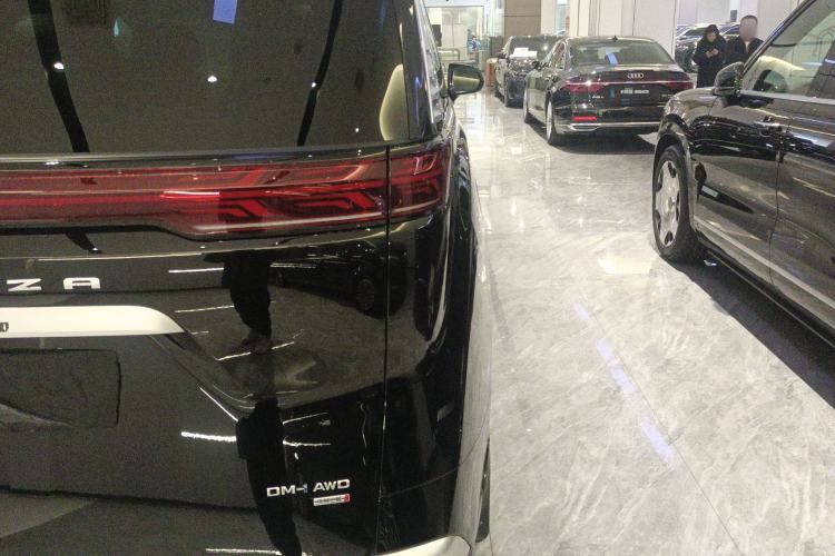 Used Denza D9 2025 DM-i Intelligent Drive 1020 Four-Wheel Drive Prestige Model