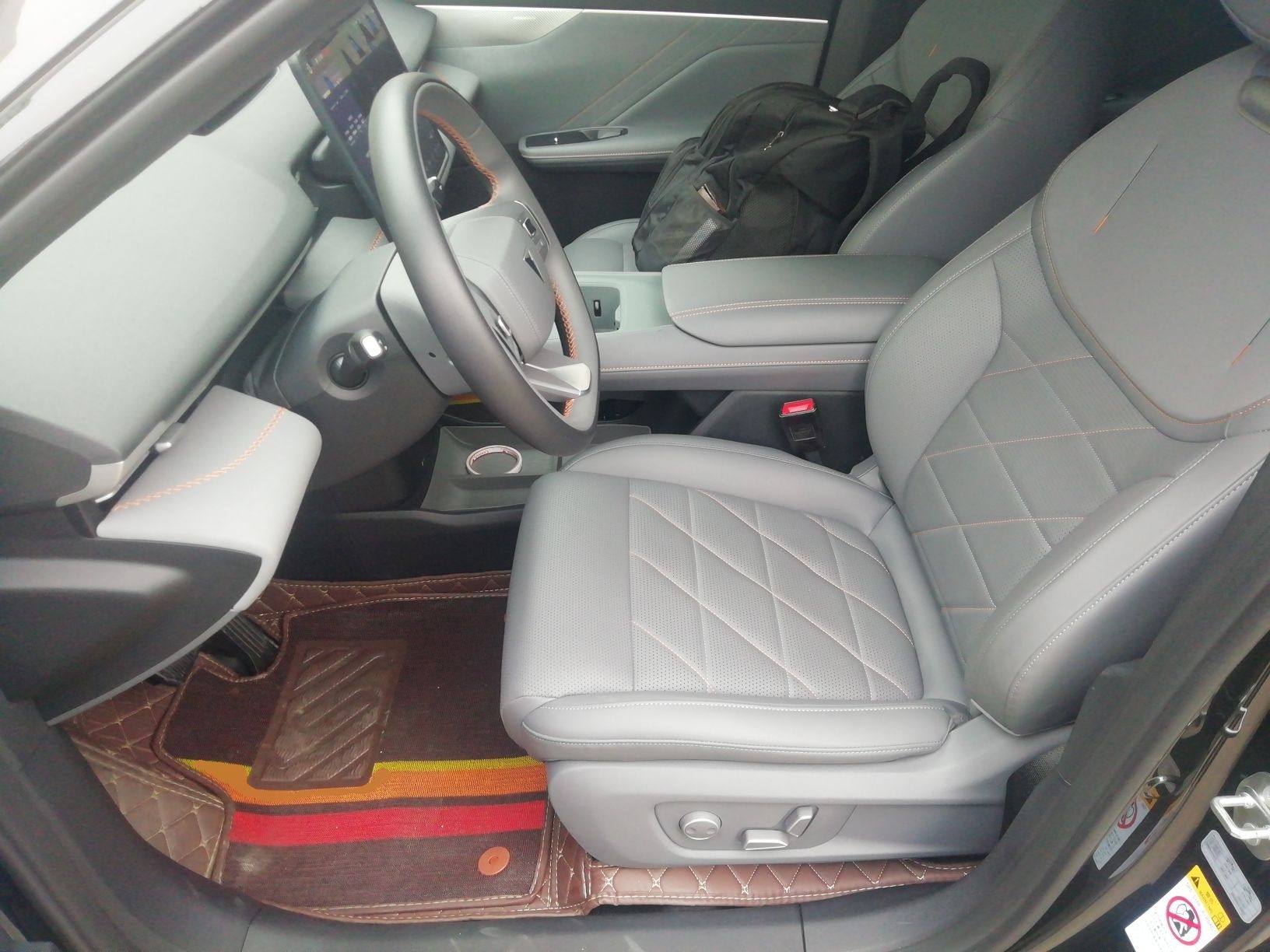 Переднее сиденье в автомобиле