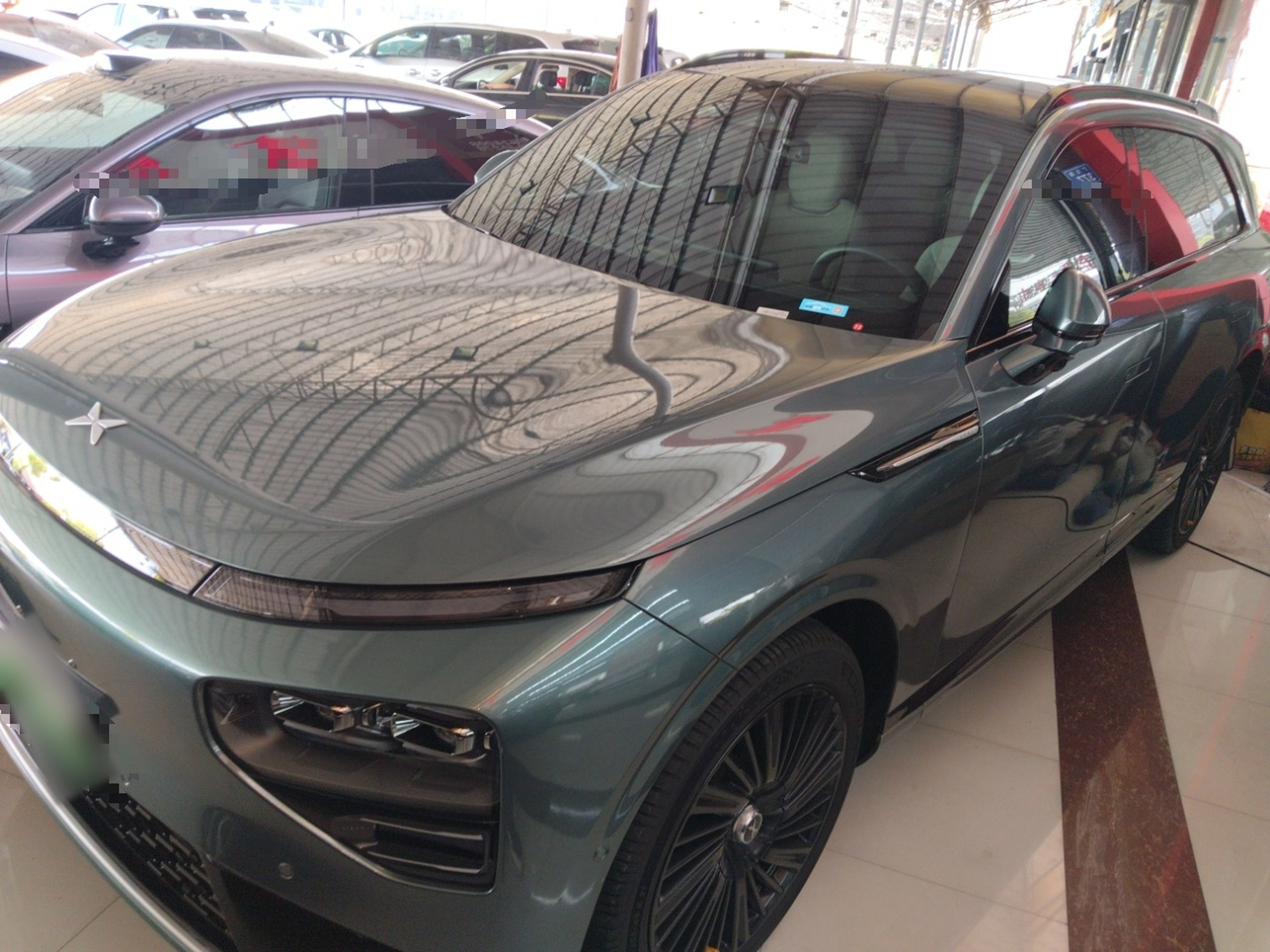 تحت مقدمة السيارة