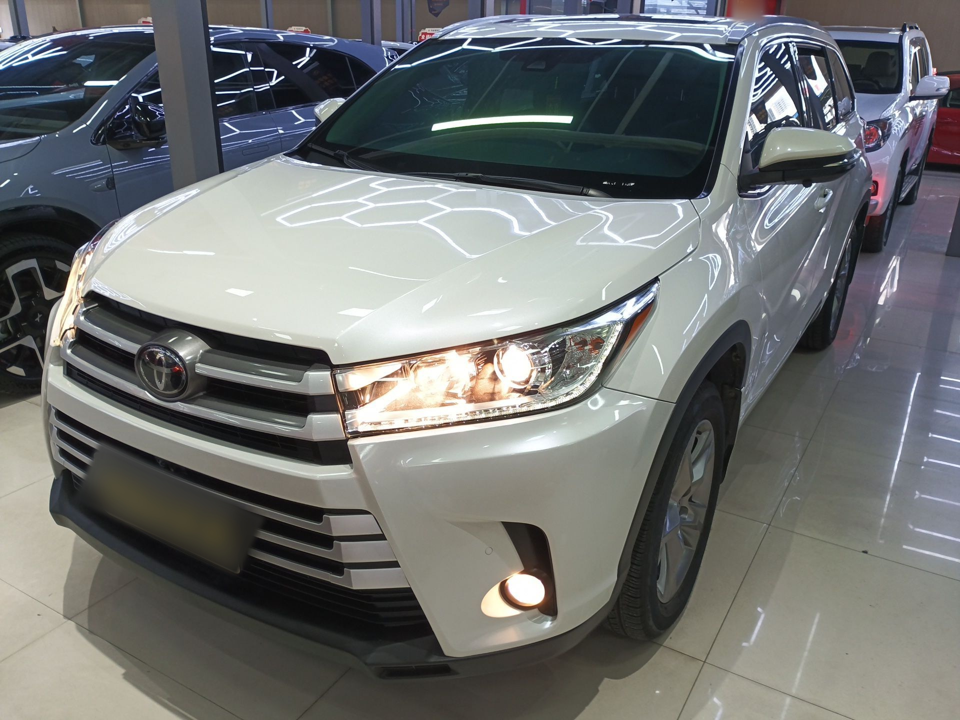 تحت مقدمة السيارة