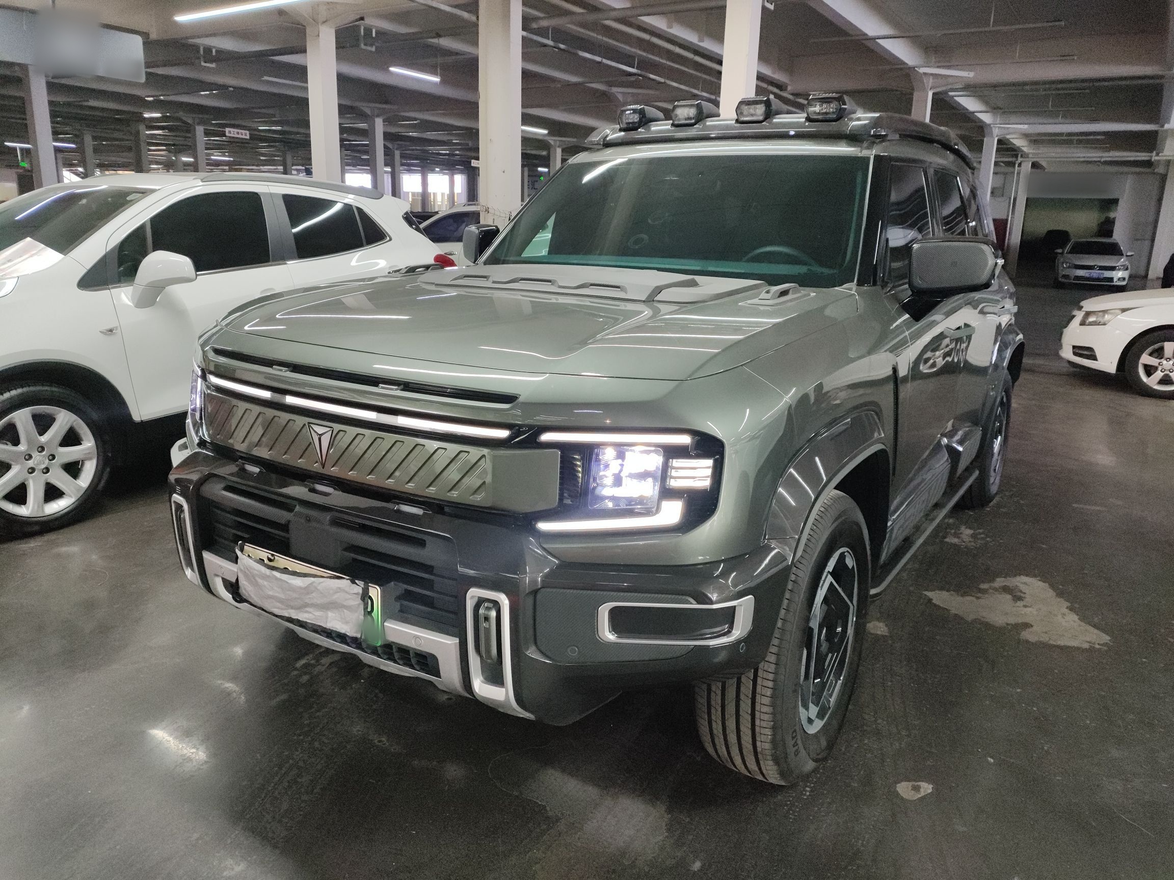 تحت مقدمة السيارة