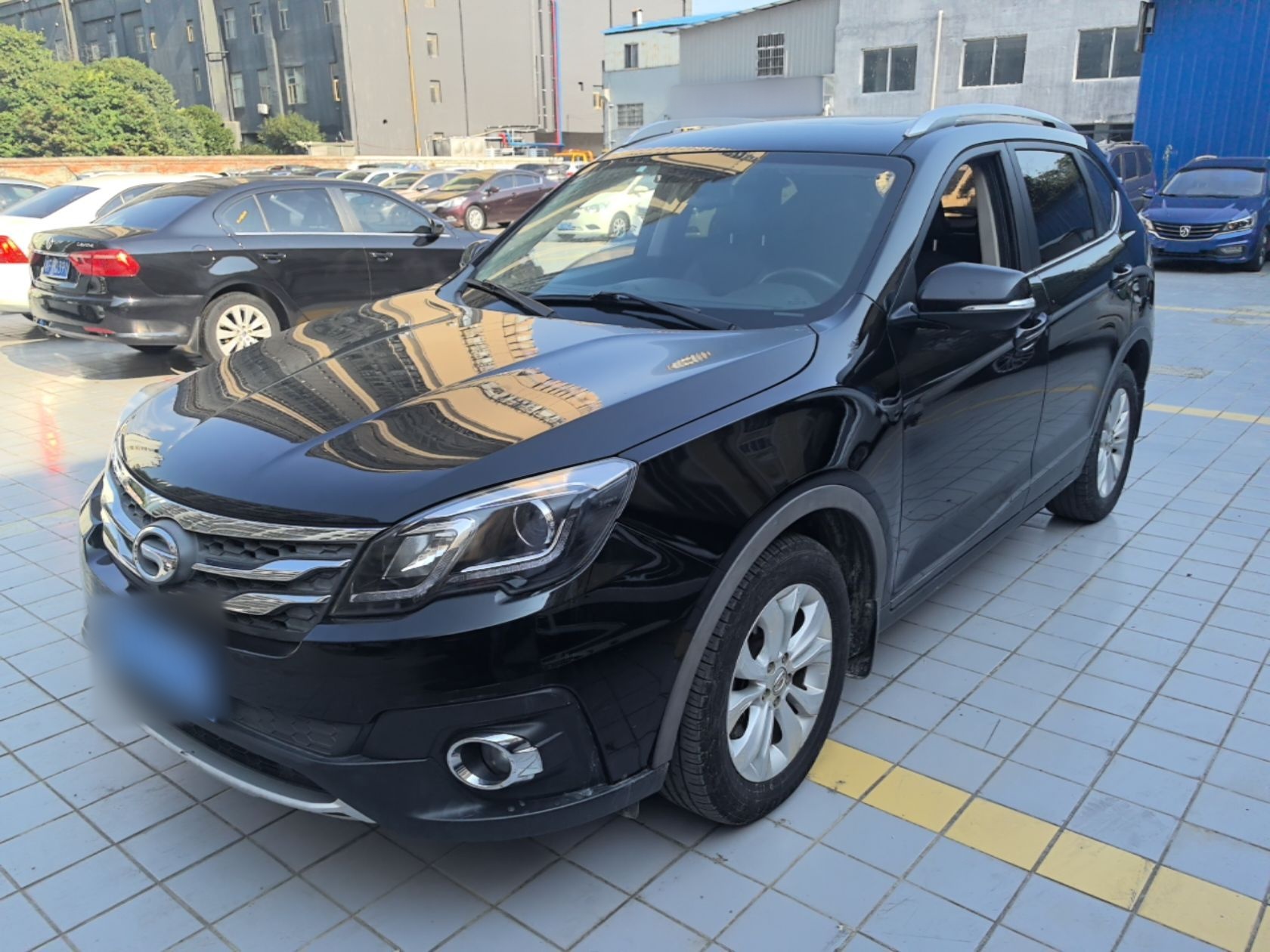 Под передней частью автомобиля