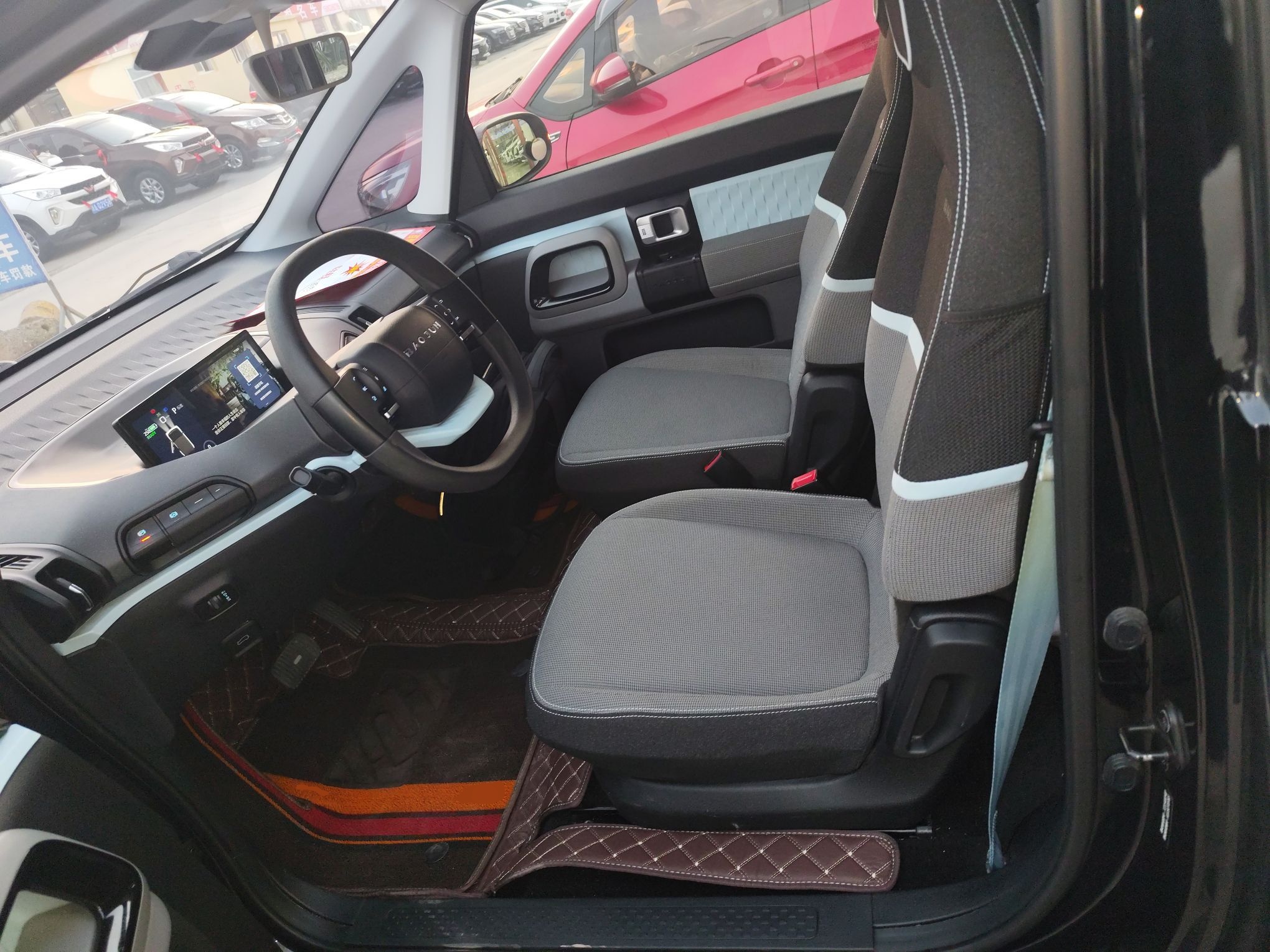 المقاعد الأمامية داخل السيارة