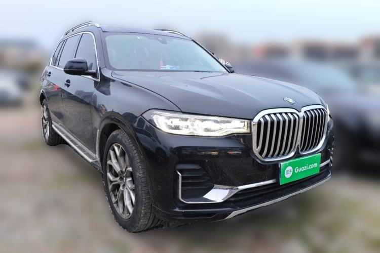 Used BMW X7 2022 xDrive40i Luxury Package with Leading Features Front Right 45 Deg