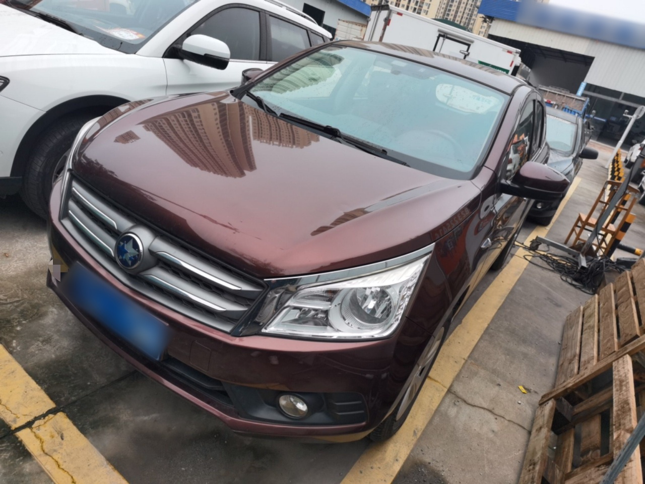 تحت مقدمة السيارة