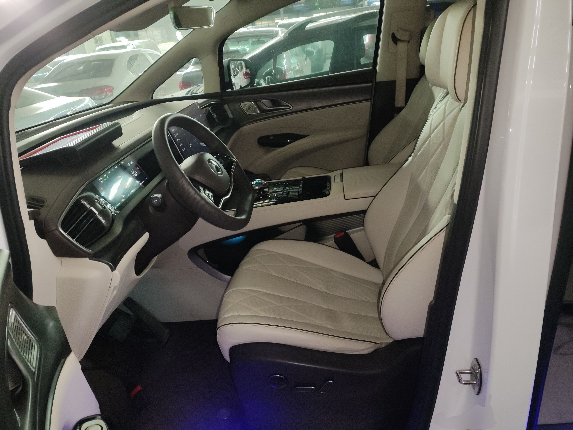 المقاعد الأمامية داخل السيارة