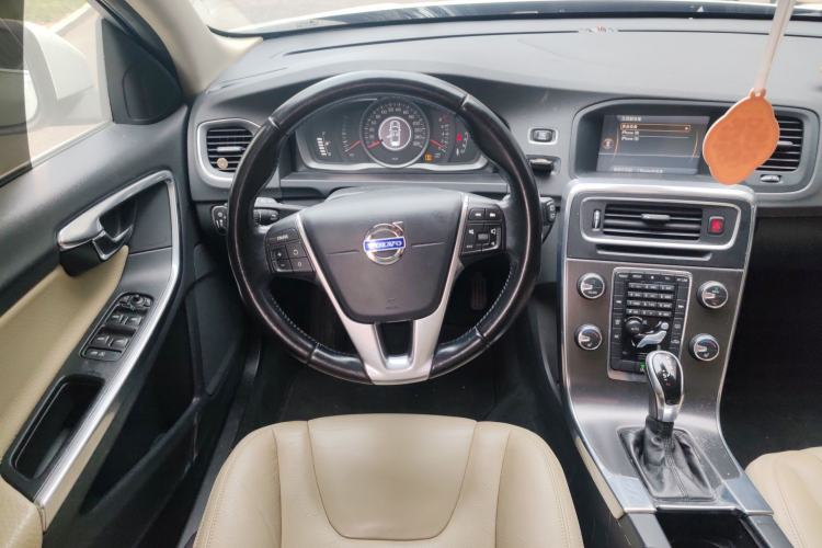 Used Volvo V60 2014 T5 Zhiyi Edition