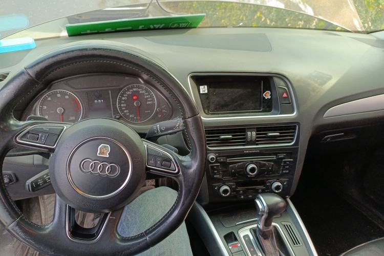 Used Audi Q5 2017 40 TFSI Technology Edition Center Console